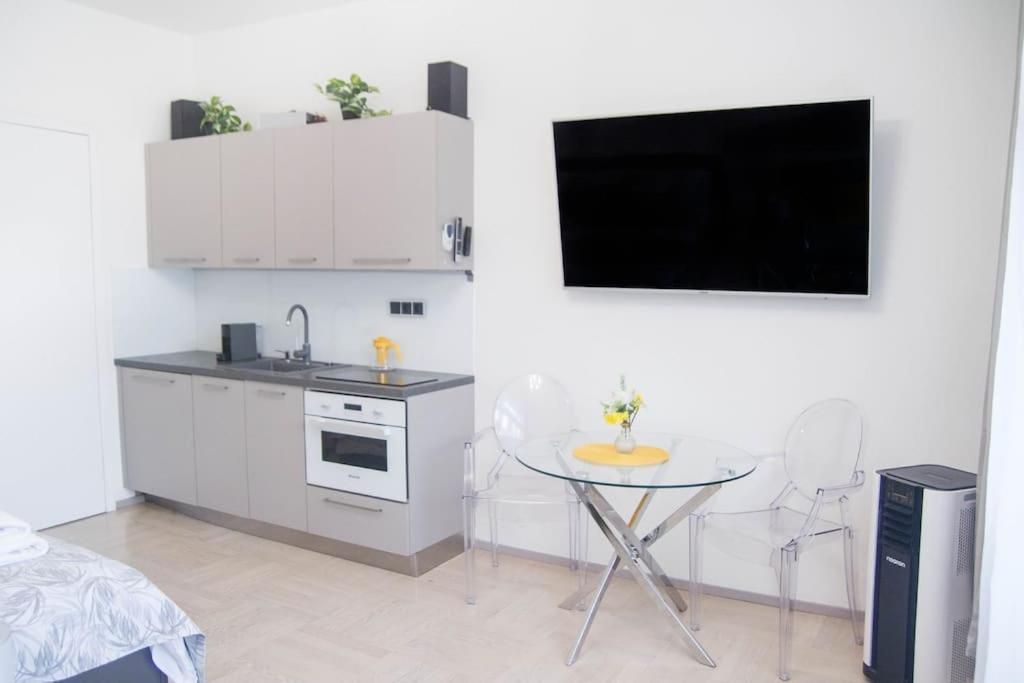 New Exclusive With Ac Nearby Metro Apartmán Praha