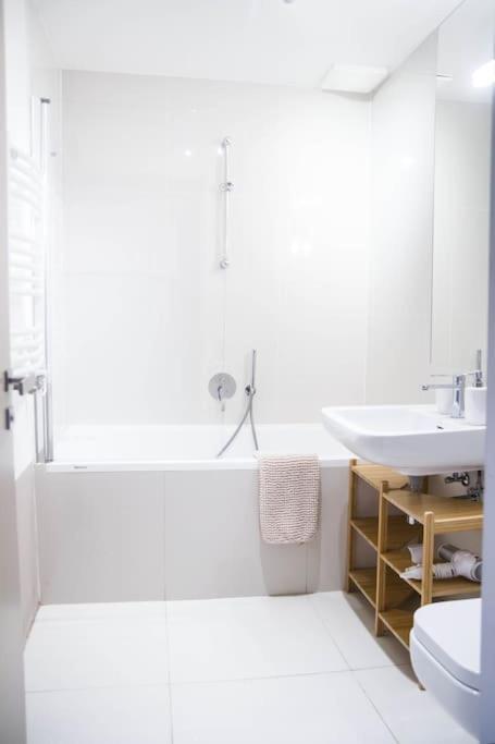 New Exclusive With Ac Nearby Metro Apartmán *