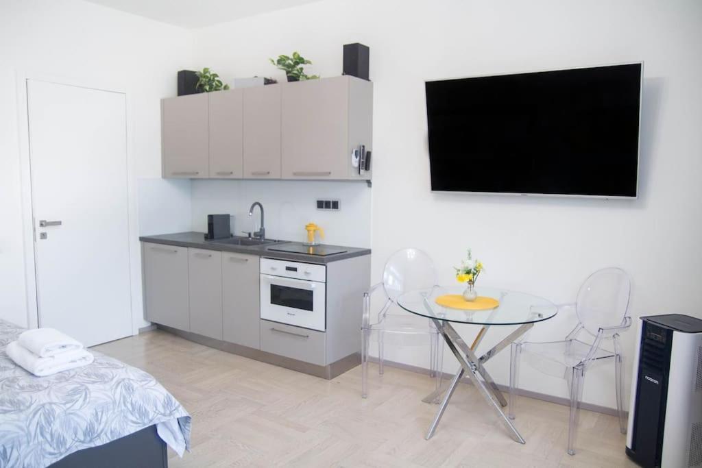 New Exclusive With Ac Nearby Metro Praha